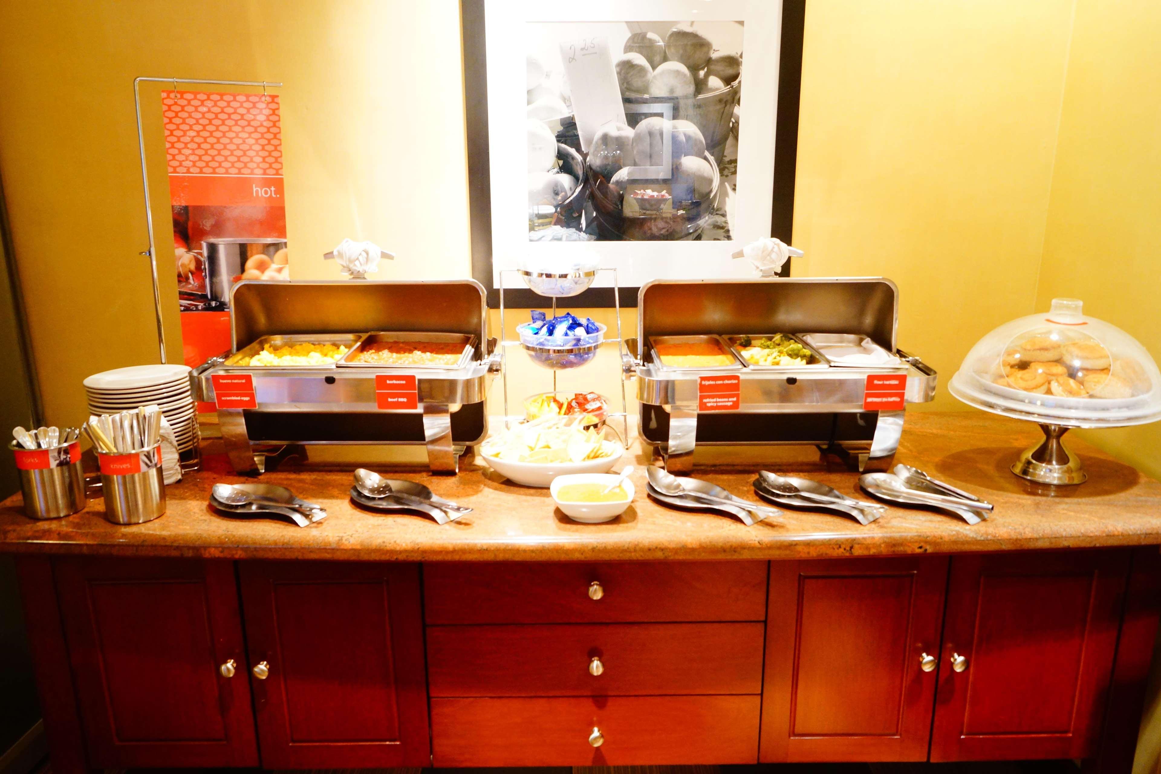 Hampton Inn By Hilton Guadalajara-Aeropuerto Las Pintas Экстерьер фото