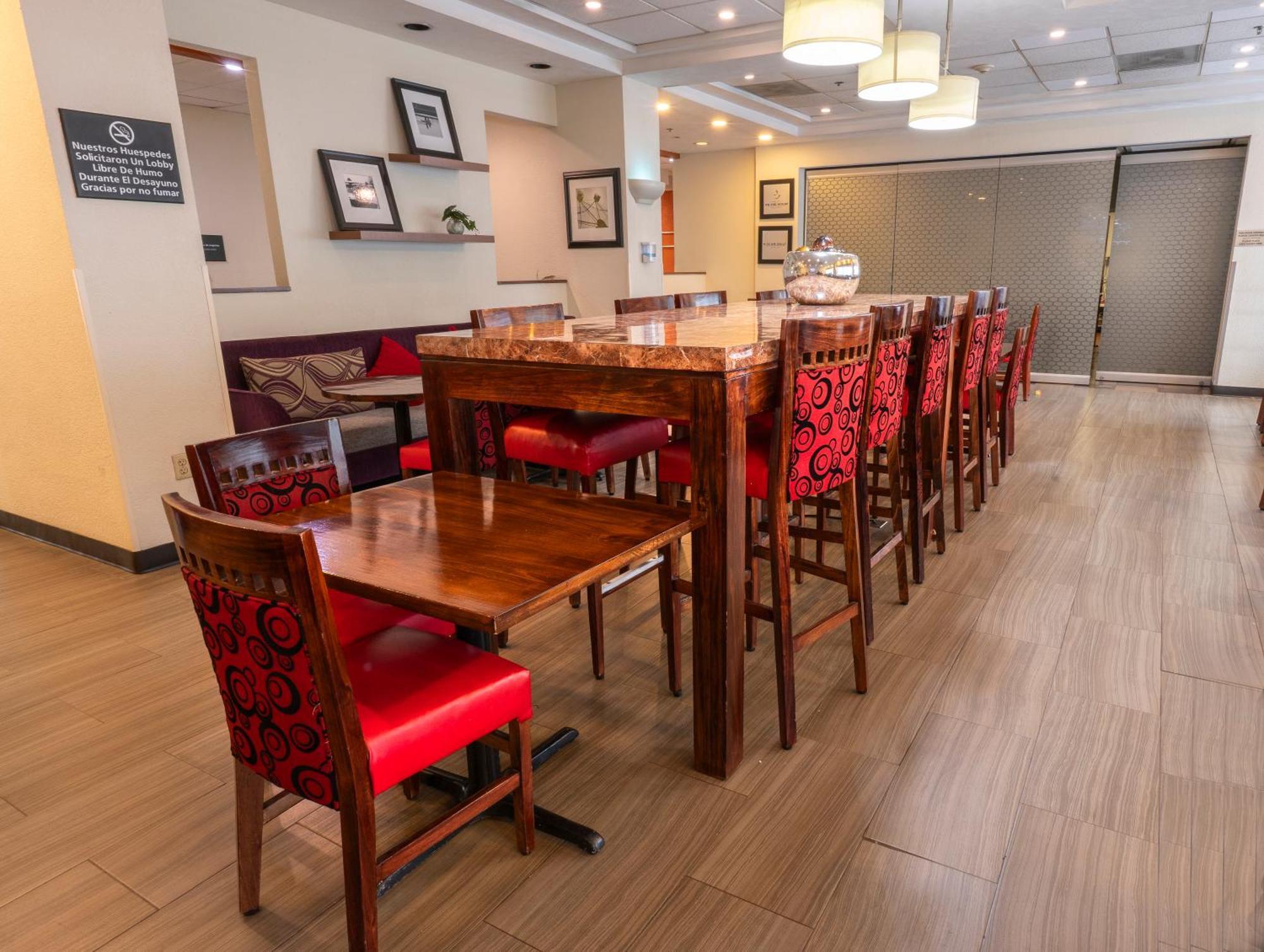 Hampton Inn By Hilton Guadalajara-Aeropuerto Las Pintas Экстерьер фото