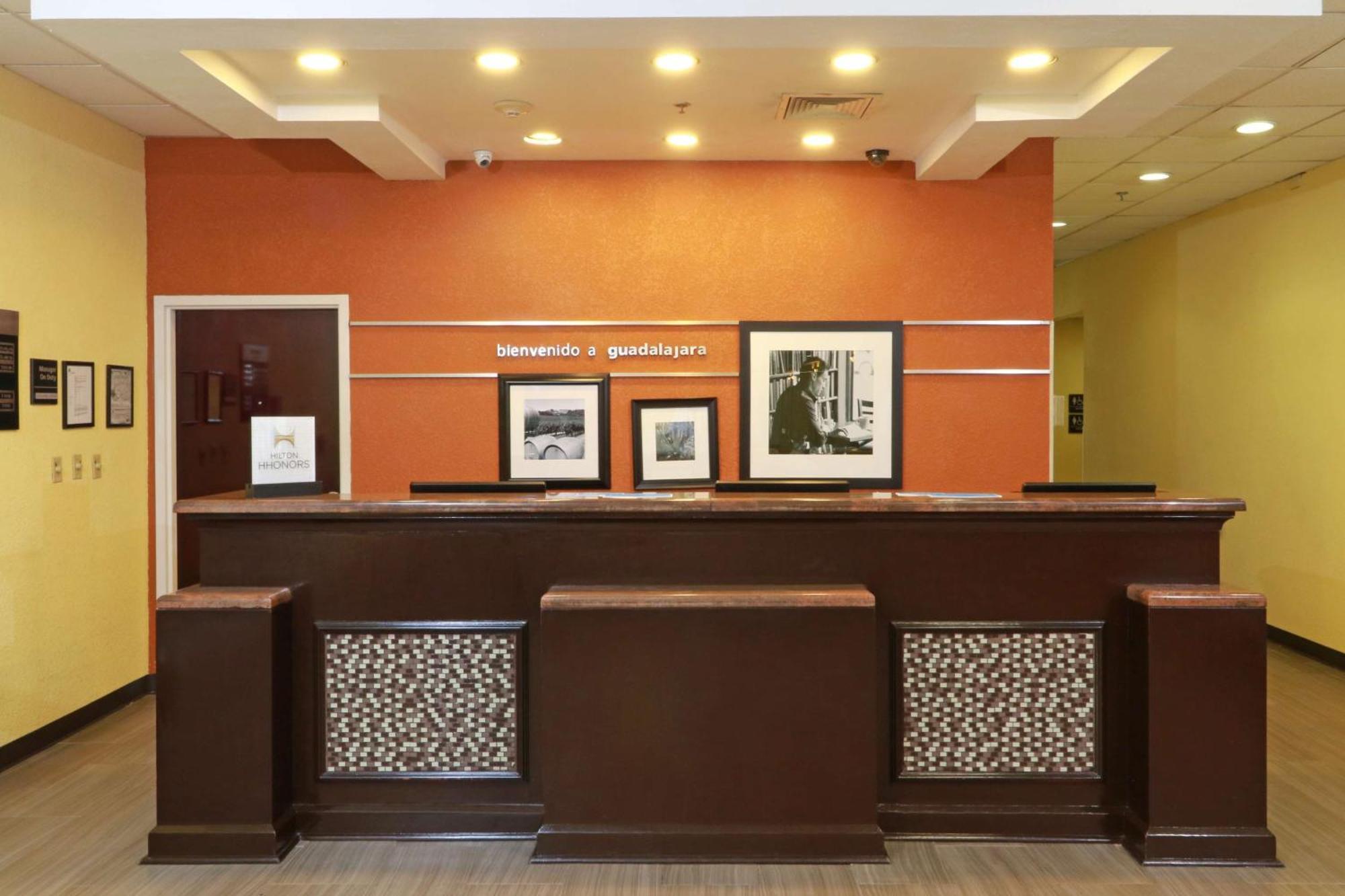 Hampton Inn By Hilton Guadalajara-Aeropuerto Las Pintas Экстерьер фото
